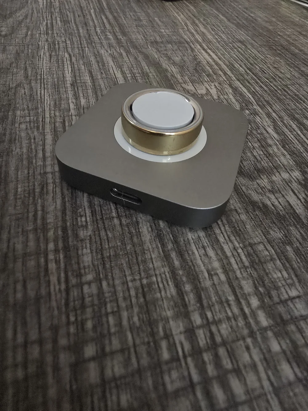 Size 8 GOLD Oura Ring with Charger Base